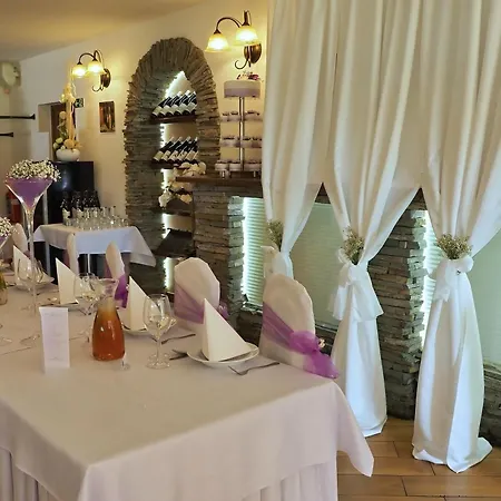 여관 Restaurace A Lutena