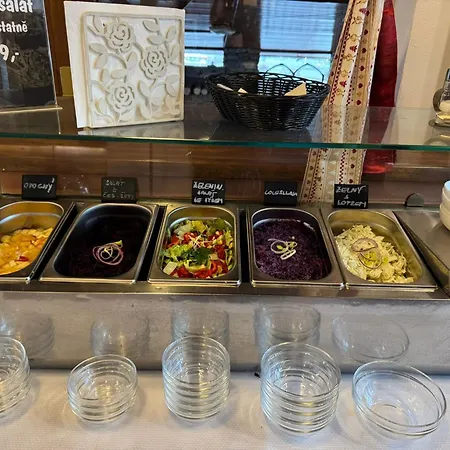 Restaurace A Lutena 여관 Dolni Lutyne